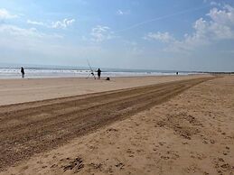 Seasideescape-2br-sleeps4-parking-petsok-fireplace