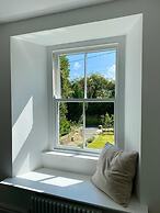 Quaint Cornish Cottage in Idyllic Location