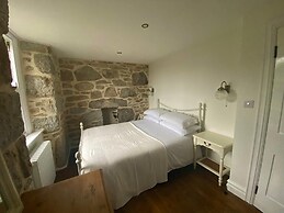 Quaint Cornish Cottage in Idyllic Location