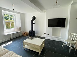 Quaint Cornish Cottage in Idyllic Location