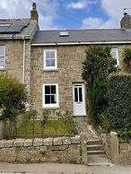 Quaint Cornish Cottage in Idyllic Location