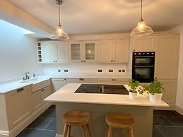 Quaint Cornish Cottage in Idyllic Location