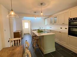 Quaint Cornish Cottage in Idyllic Location