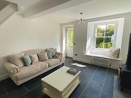 Quaint Cornish Cottage in Idyllic Location