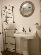 Quaint Cornish Cottage in Idyllic Location