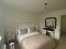 Quaint Cornish Cottage in Idyllic Location