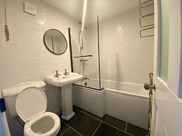 Quaint Cornish Cottage in Idyllic Location