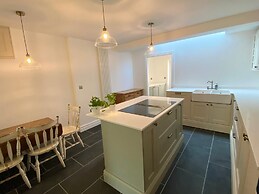 Quaint Cornish Cottage in Idyllic Location