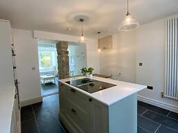 Quaint Cornish Cottage in Idyllic Location