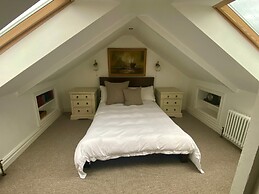 Quaint Cornish Cottage in Idyllic Location