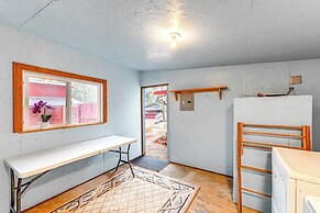 Grants Pass Cottage ~ 8 Mi to Rogue River!