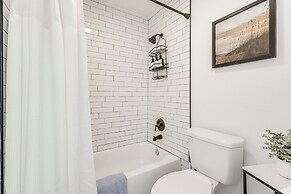 Fernandina Beach Home w/ Deck, Across From Shore!