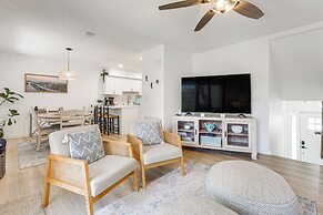 Fernandina Beach Home w/ Deck, Across From Shore!