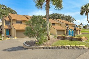 Fernandina Beach Home w/ Deck, Across From Shore!