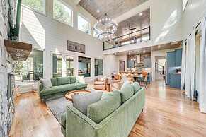 Deluxe Riverfront Cabin in Broken Bow w/ Hot Tub!