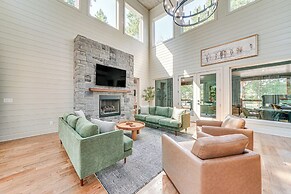 Deluxe Riverfront Cabin in Broken Bow w/ Hot Tub!