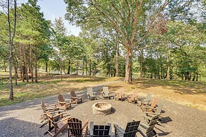 Deluxe Riverfront Cabin in Broken Bow w/ Hot Tub!