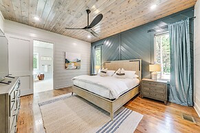 Deluxe Riverfront Cabin in Broken Bow w/ Hot Tub!