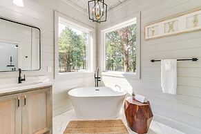Deluxe Riverfront Cabin in Broken Bow w/ Hot Tub!