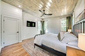 Deluxe Riverfront Cabin in Broken Bow w/ Hot Tub!