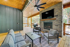 Deluxe Riverfront Cabin in Broken Bow w/ Hot Tub!