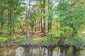 Deluxe Riverfront Cabin in Broken Bow w/ Hot Tub!