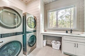 Deluxe Riverfront Cabin in Broken Bow w/ Hot Tub!