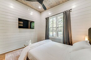 Deluxe Riverfront Cabin in Broken Bow w/ Hot Tub!