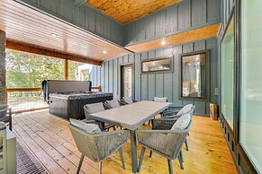 Deluxe Riverfront Cabin in Broken Bow w/ Hot Tub!