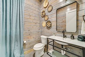 Deluxe Riverfront Cabin in Broken Bow w/ Hot Tub!