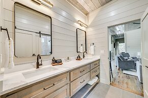 Deluxe Riverfront Cabin in Broken Bow w/ Hot Tub!