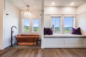 Near Ski Resort: Mtn-view Glenwood Springs Haven!