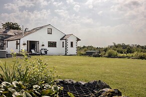 Leavens Farmstead Rural Retreat With Hot Tub