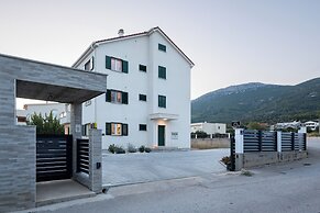 Olive Leaf Kastela - First Floor Apartment