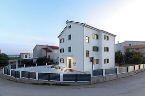 Olive Leaf - Ground Floor Apartment