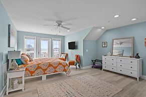 Atlantic Blue 4 Bedroom Townhouse by RedAwning