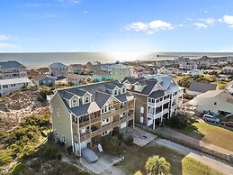 Atlantic Blue 4 Bedroom Townhouse by RedAwning