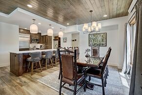 True Luxury Ski In & Ski Out 3 Bedroom Condo by RedAwning
