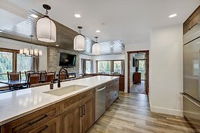 True Luxury Ski In & Ski Out 3 Bedroom Condo by RedAwning