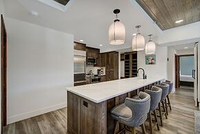 True Luxury Ski In & Ski Out 3 Bedroom Condo by RedAwning