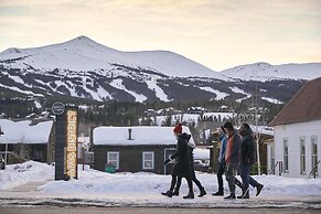 True Luxury Ski In & Ski Out 3 Bedroom Condo by RedAwning