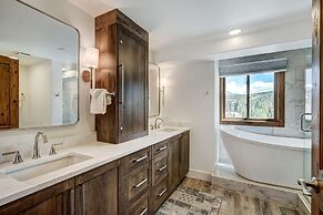 True Luxury Ski In & Ski Out 3 Bedroom Condo by RedAwning