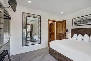 True Luxury Ski In & Ski Out 3 Bedroom Condo by RedAwning