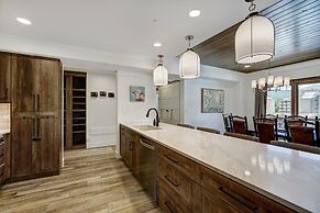 True Luxury Ski In & Ski Out 3 Bedroom Condo by RedAwning