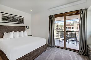 True Luxury Ski In & Ski Out 3 Bedroom Condo by RedAwning