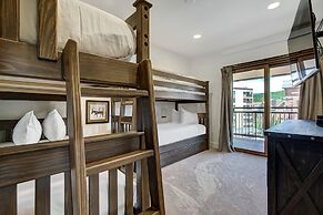 True Luxury Ski In & Ski Out 3 Bedroom Condo by RedAwning