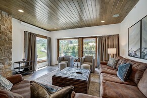 True Luxury Ski In & Ski Out 3 Bedroom Condo by RedAwning
