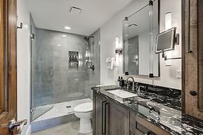 True Luxury Ski In & Ski Out 3 Bedroom Condo by RedAwning