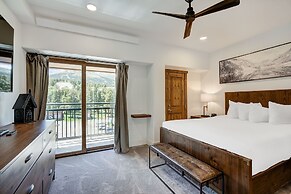 True Luxury Ski In & Ski Out 3 Bedroom Condo by RedAwning