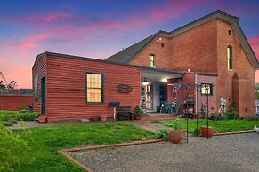 Carroll Cottage 1 Bedroom by Main Street Bed & Breakfast